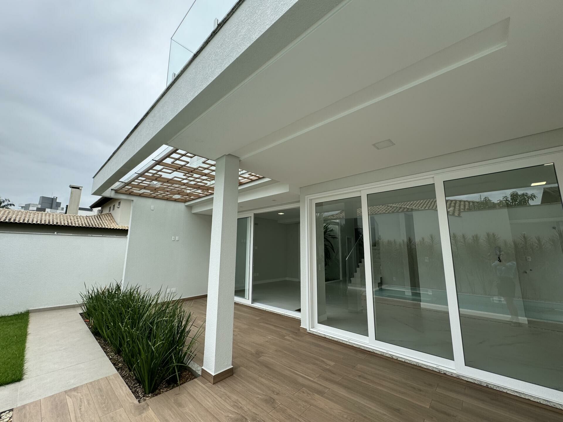 Imagem do Casa nova com 03 suítes e piscina no Champagnat no bairro Amizade